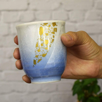 【made in japan】
Stylish Pair of Japanese Kutani Tea Cups - Waza no Kura Brand Ceramic, Perfect for Couples. Ideal for Wedding Anniversaries, Birthday Celebrations, and as Thoughtful Gifts. Authentic Japanese Tableware.