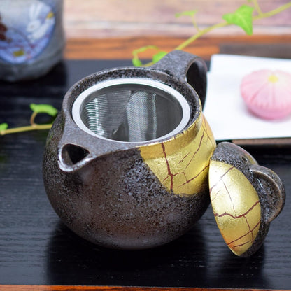 【made in japan】
Stylish Japanese Ceramic Teapot with Gold Leaf Design, Kutsunai Ware Kyushu Yaki, Includes Tea Strainer, High-End Tableware, Perfect Gift for Birthdays, Made in Japan.