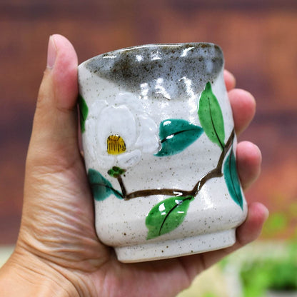 【made in japan】
Waza no Kura Stylish Pair of Kutani Ware Tea Cups - Japanese Ceramic Teacups with Red and White Camellia Design, Ideal for Weddings, Anniversaries, or Celebrations like Kanreki and Koki. Perfect Gift for Special Occasions!