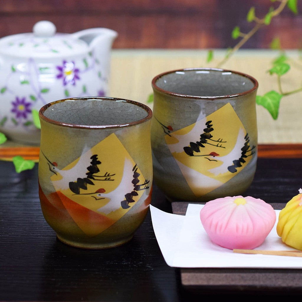 【made in japan】
Stylish Kutani Porcelain Pair of Tea Cups with Gold-leaf Cranes – Elegant Japanese Tableware for Couples, Perfect Gift for Milestone Celebrations like 60th, 70th, 77th, and 88th Birthdays, Made in Japan.