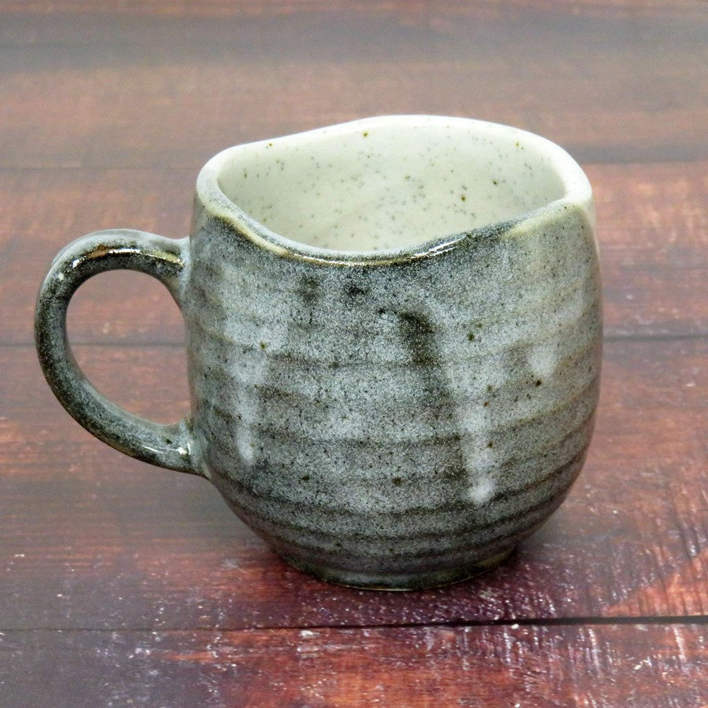 【made in japan】
Stylish Kutani Porcelain Mug - Sunlit Design, Premium Japanese Tableware, High-Quality Ceramic Cup, Perfect Gift for Coffee and Tea Lovers.
