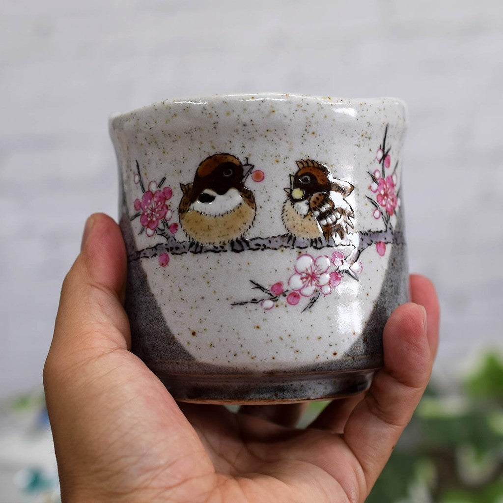 【made in japan】
Stylish Kutani Ware Large Tea Cup with Fuku Suzume Design - Perfect for Japanese Dining, Ideal Birthday Gift, 60th, 70th, 77th, 80th, 88th Anniversary Celebrations. Beautiful Ceramic Tableware Made in Japan.