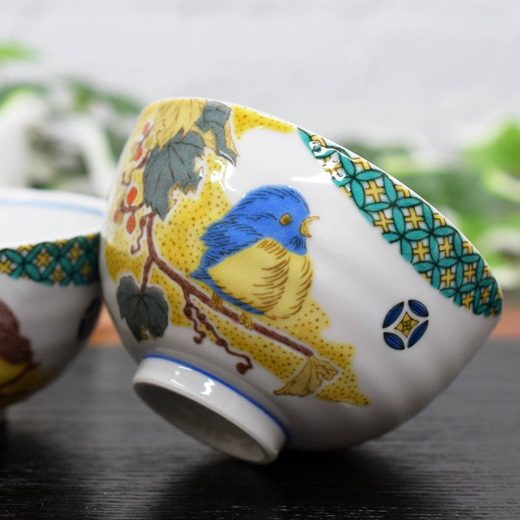 【made in japan】
Waza no Kura Pair Rice Bowls Set - Elegant Japanese Tableware, Kutani Ware, Couple's Teacups, Komon Yoshidaya Sparrows, High-Quality Ceramics, Made in Japan, Perfect for Weddings, Birthdays, and Anniversaries.