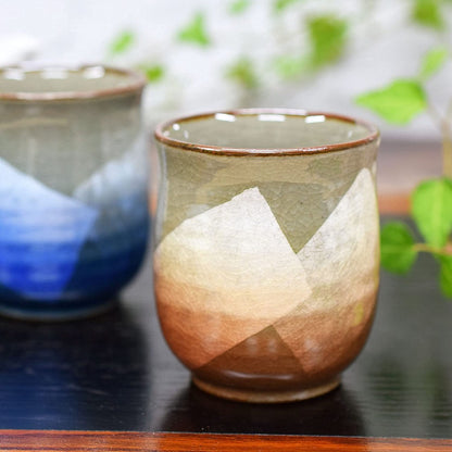 【made in japan】
Stylish Pair of Kutani Porcelain Teacups by Waza no Kura - Elegant Silver Glaze, High-Quality Japanese Tableware, Perfect Gift for Milestone Celebrations like 60th, 70th, 77th, and 88th Birthdays