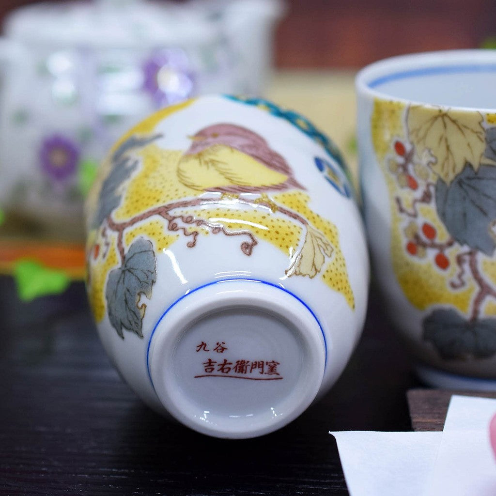 【made in japan】
Stylish Pair of Kutani Ware Teacups by Waza no Kura - Japanese Ceramic for Couples, Perfect for Anniversaries, Birthdays, and Special Celebrations. Ideal Gift for Weddings, Milestone Birthdays, and More!