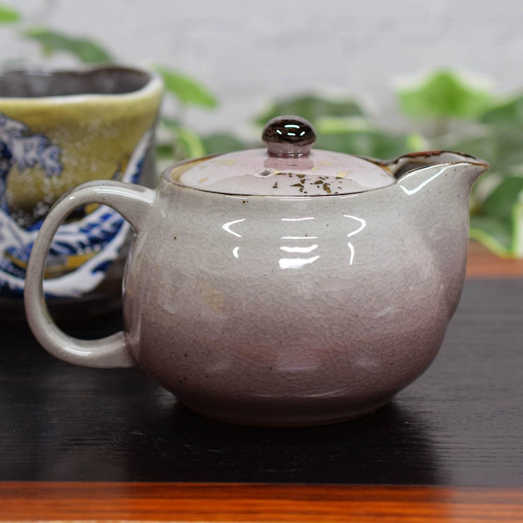 【made in japan】
Stylish Japanese Pottery Teapot by Waza no Kura - Kutani Ware with Glazed Colorful Design and Strainer, High-Quality Ceramic Tableware, Perfect for Gifts, Made in Japan.