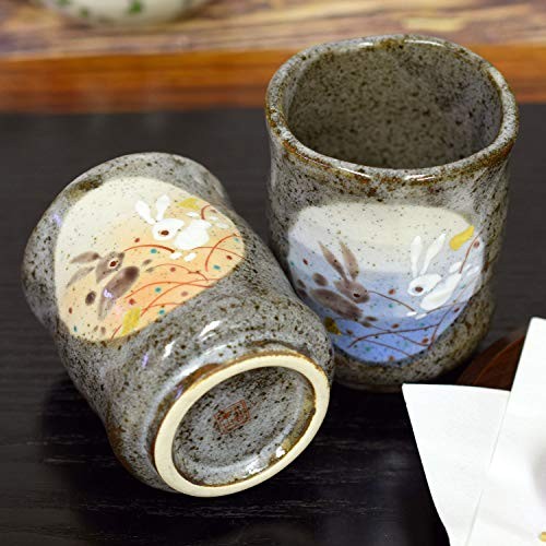 【made in japan】
Stylish Pair of Kutani Ware Tea Cups - 'Tsuki Usagi' Design. Elegant Ceramic Mugs for Couples - Traditional Japanese Tableware, Perfect for Tea Lovers.