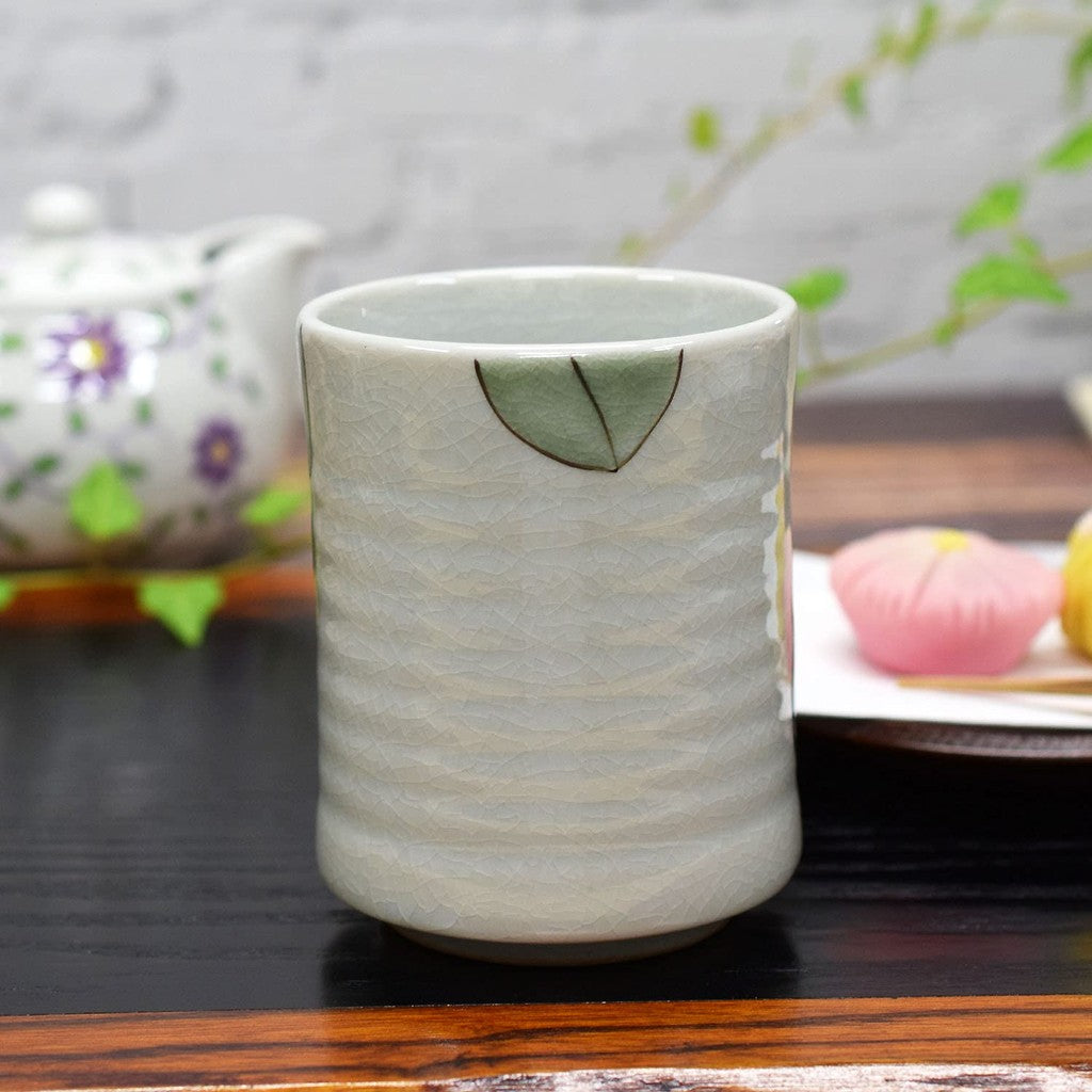【made in japan】
Stylish Japanese Yunomi Tea Cup – Kutani Ware, Large Size with Red and White Camellia Design. Perfect for Birthdays, Family Celebrations, and Gift Giving. Handmade in Japan, Ideal for Traditional Dining and Collectors.