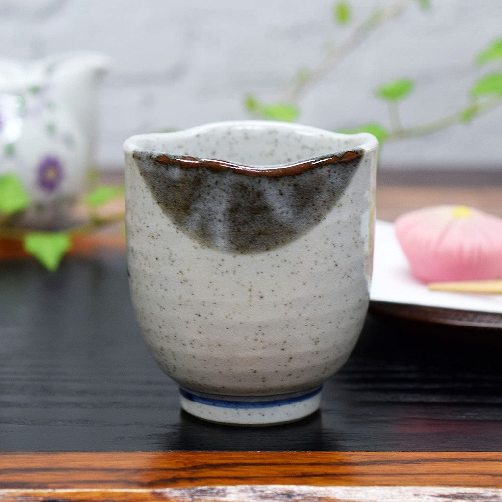 【made in japan】
Stylish Kutani Porcelain Teacup with Sparrow Design by Waza no Kura, Handmade Japanese Tableware. Perfect Gift for Birthdays, Milestone Celebrations, and Special Occasions.