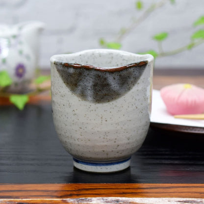 【made in japan】
Stylish Kutani Porcelain Teacup with Sparrow Design by Waza no Kura, Handmade Japanese Tableware. Perfect Gift for Birthdays, Milestone Celebrations, and Special Occasions.