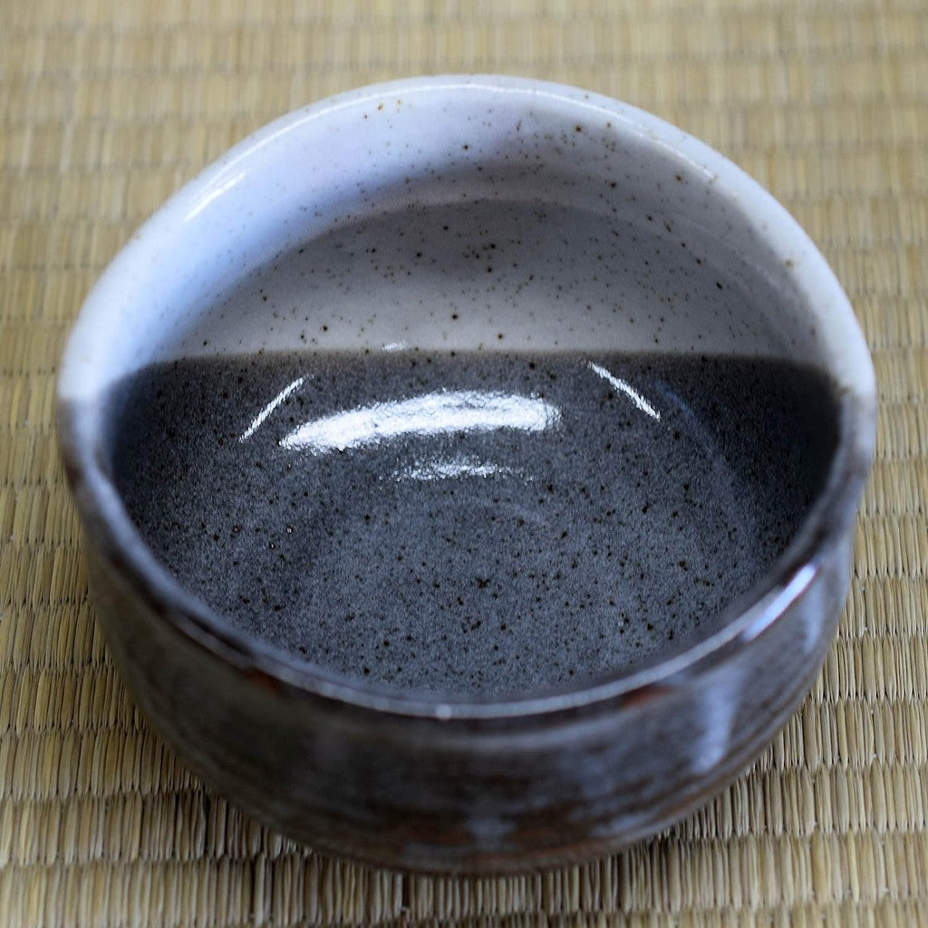 【made in japan】
Stylish Matcha Bowl - Kutani Ceramic, Waza no Kura Collection, High-Quality Japanese Tea Ceremony Tool, Ideal Gift for Birthdays, Milestone Celebrations, and Special Occasions, Made in Japan.