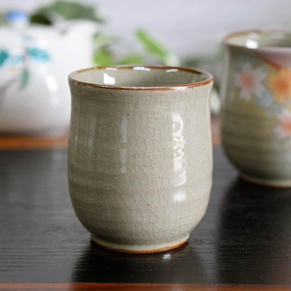 【made in japan】Stylish Japanese Kutani Ware Pair of Yunomi Tea Cups, Beautiful Sunlight Floral Design, Ideal for Couples, Authentic Japanese Tableware, Made in Japan, Perfect for Enjoying Tea.