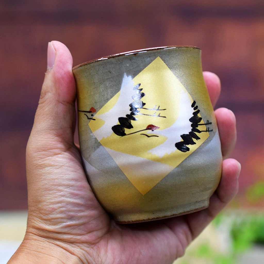 【made in japan】
Stylish Kutani Porcelain Pair of Tea Cups with Gold-leaf Cranes – Elegant Japanese Tableware for Couples, Perfect Gift for Milestone Celebrations like 60th, 70th, 77th, and 88th Birthdays, Made in Japan.
