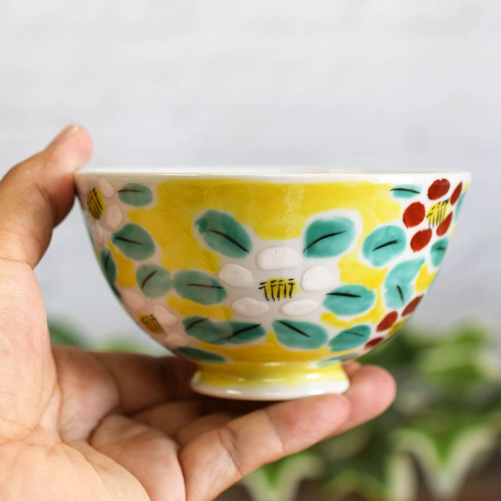 【made in japan】
Stylish Kuuta-yaki Ceramic Rice Bowl with Floral Pattern - Premium Japanese Tableware, Perfect for Birthdays, Celebrations like Kankei and Koki, Elegant Gift for Special Occasions.