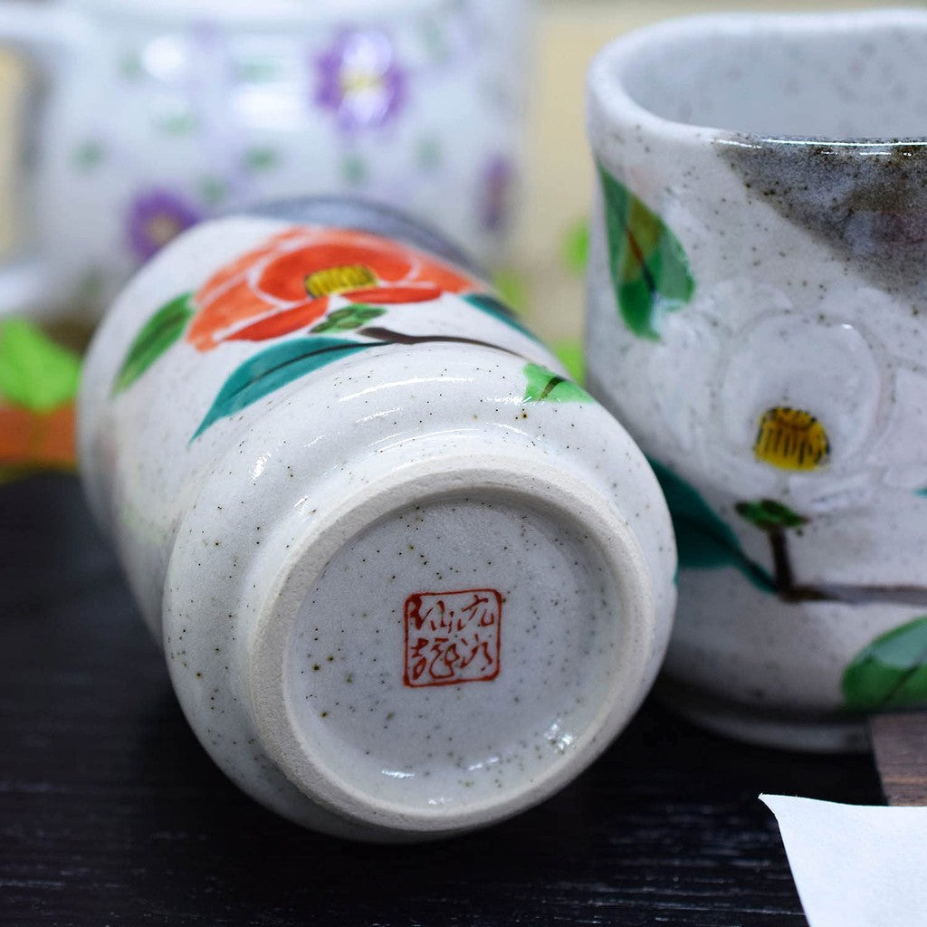 【made in japan】
Waza no Kura Stylish Pair of Kutani Ware Tea Cups - Japanese Ceramic Teacups with Red and White Camellia Design, Ideal for Weddings, Anniversaries, or Celebrations like Kanreki and Koki. Perfect Gift for Special Occasions!