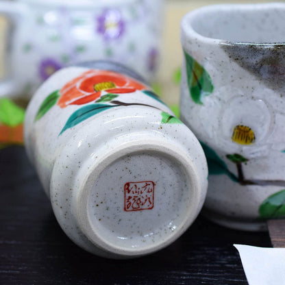 【made in japan】
Waza no Kura Stylish Pair of Kutani Ware Tea Cups - Japanese Ceramic Teacups with Red and White Camellia Design, Ideal for Weddings, Anniversaries, or Celebrations like Kanreki and Koki. Perfect Gift for Special Occasions!