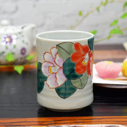 【made in japan】
Stylish Japanese Yunomi Tea Cup – Kutani Ware, Large Size with Red and White Camellia Design. Perfect for Birthdays, Family Celebrations, and Gift Giving. Handmade in Japan, Ideal for Traditional Dining and Collectors.