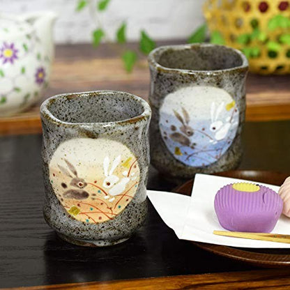 【made in japan】
Stylish Pair of Kutani Ware Tea Cups - 'Tsuki Usagi' Design. Elegant Ceramic Mugs for Couples - Traditional Japanese Tableware, Perfect for Tea Lovers.
