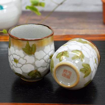 【made in japan】Stylish Pair of Kutani Ware Tea Cups, White Peony Design, Perfect for Couples. Handmade Ceramic Japanese Tableware Ideal for Weddings, Anniversaries, and Special Celebrations. A Unique Gift for Special Occasions like Koki, Kiju, and Beiju.