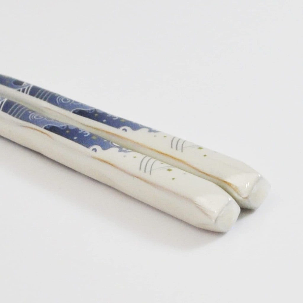A pair of couple's lacquered chopsticks in a paulownia box, featuring "Shuwa," along with a holly chopstick rest. Made in Japan, includes two sets.