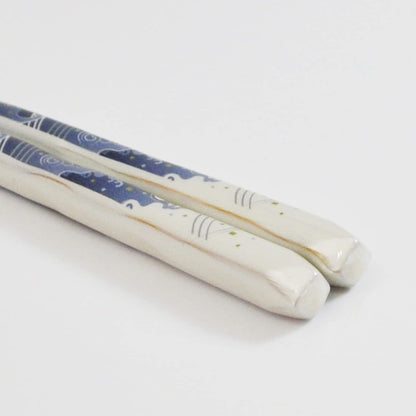 A pair of couple's lacquered chopsticks in a paulownia box, featuring "Shuwa," along with a holly chopstick rest. Made in Japan, includes two sets.