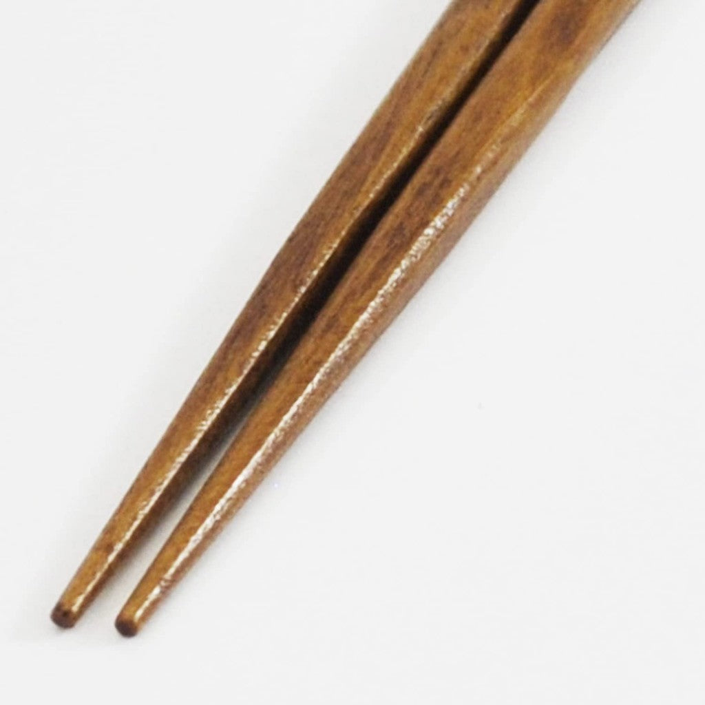 A pair of couple's lacquered chopsticks in a paulownia box, featuring "Shuwa," along with a holly chopstick rest. Made in Japan, includes two sets.