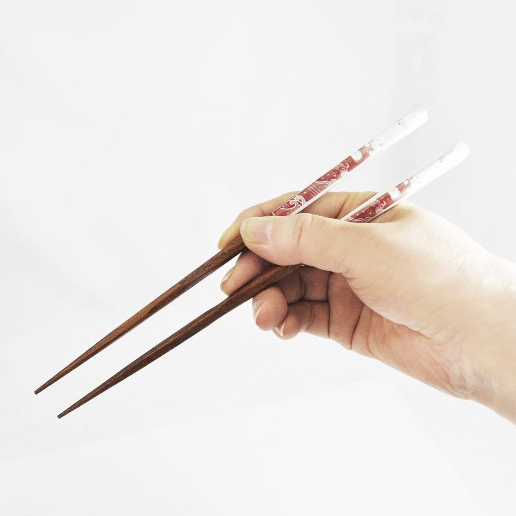 A pair of couple's lacquered chopsticks in a paulownia box, featuring "Shuwa," along with a holly chopstick rest. Made in Japan, includes two sets.