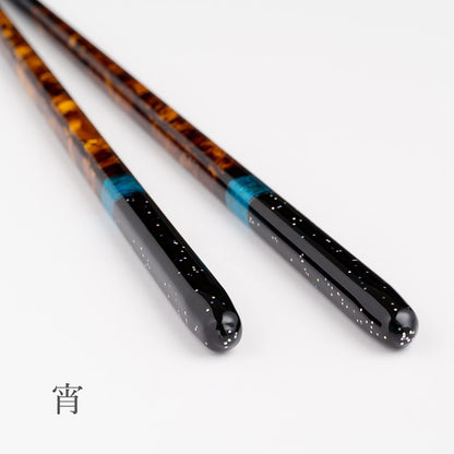 Hashikura Matsukan Dishwasher-Safe Couples Chopsticks Natural Wood Pair Set 22.5cm with Crystal Night Sky Chopstick Rests, Black and Red, Made in Japan G-82016