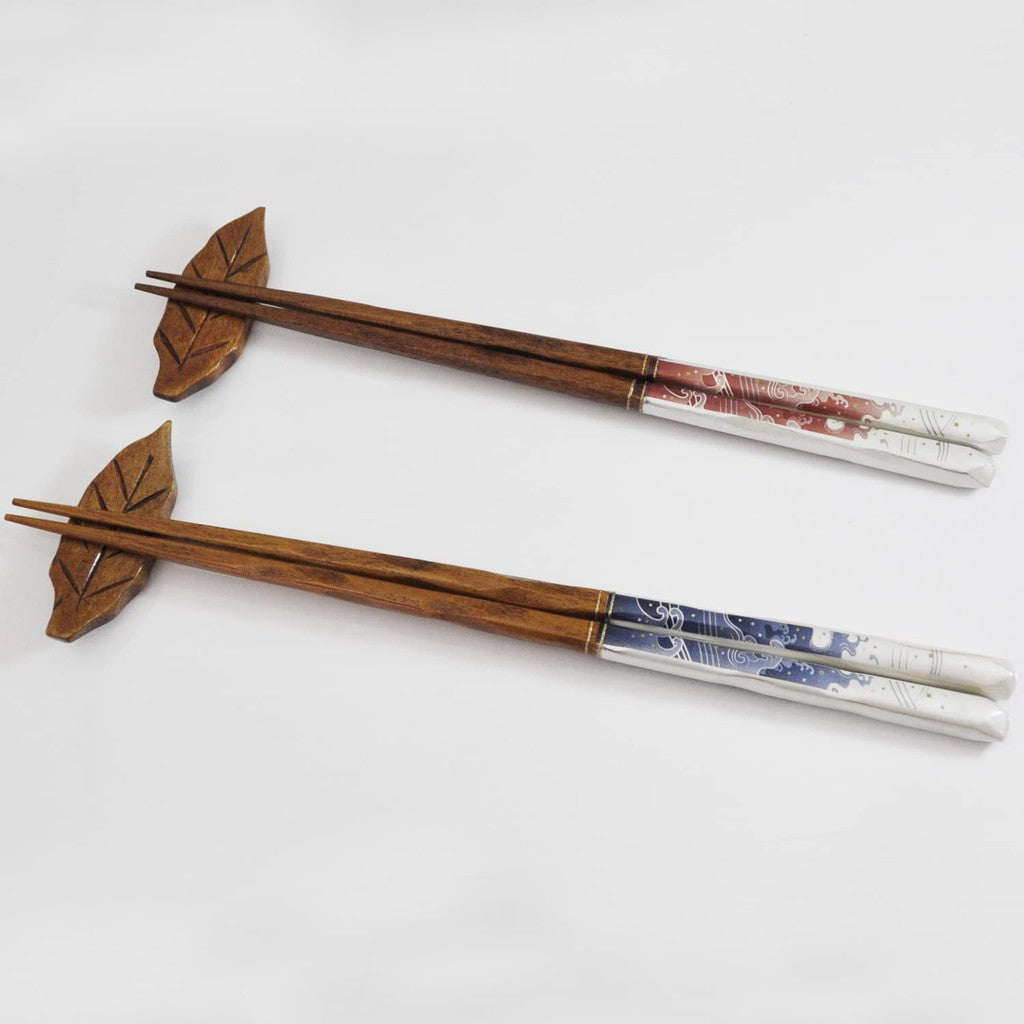 A pair of couple's lacquered chopsticks in a paulownia box, featuring "Shuwa," along with a holly chopstick rest. Made in Japan, includes two sets.