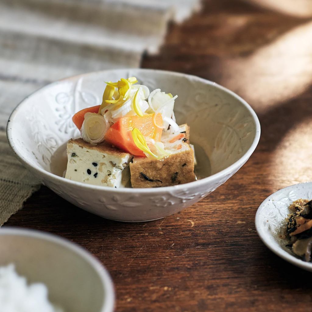 Aito Leaf Gohon-te 14cm White Seto Ware Salad/Side Bowl Microwave & Dishwasher Safe Made in Japan