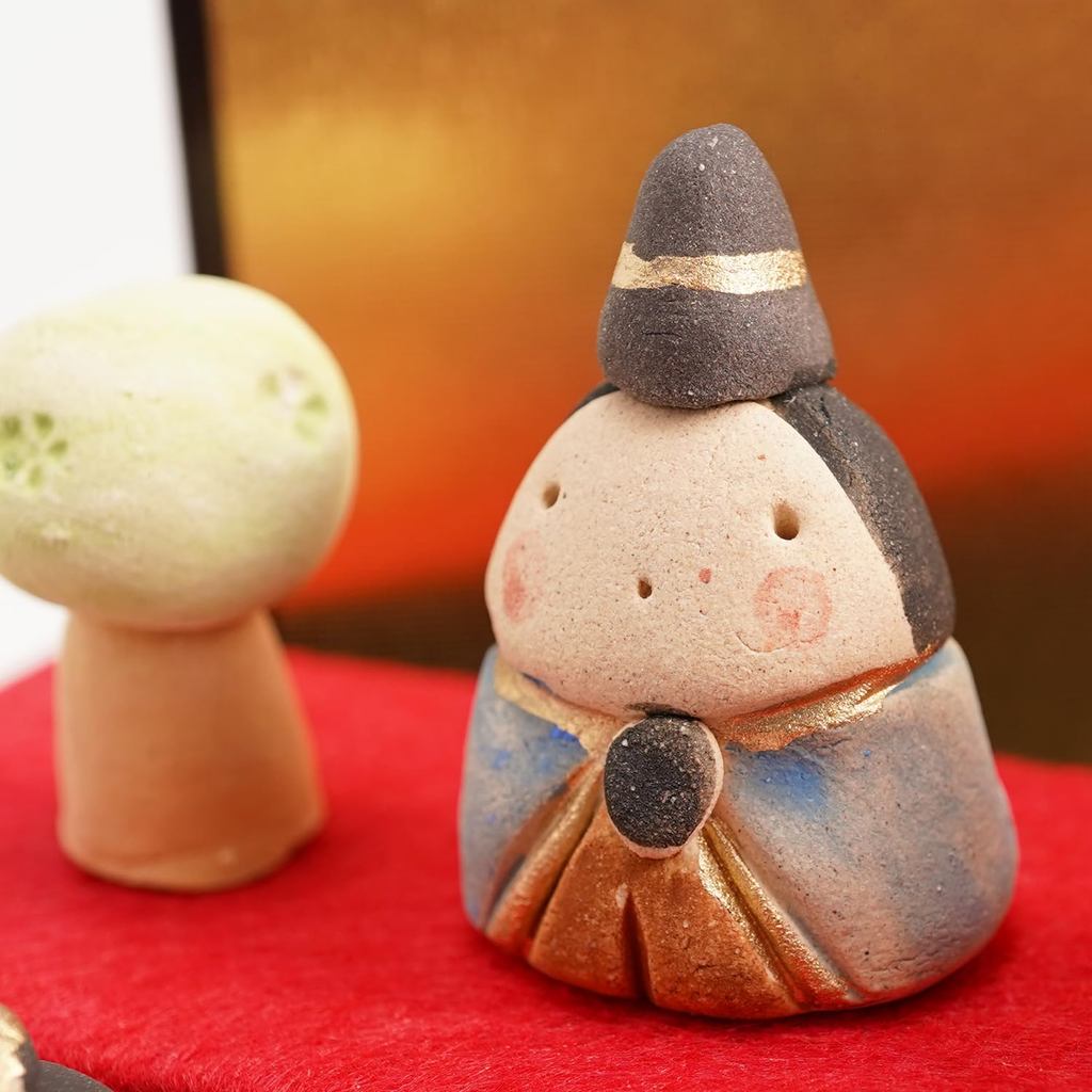 Fukubeya Seto-yaki Compact Three-Tier Mini Hina Doll Display with Gold Screen, Ceramic Made in Japan