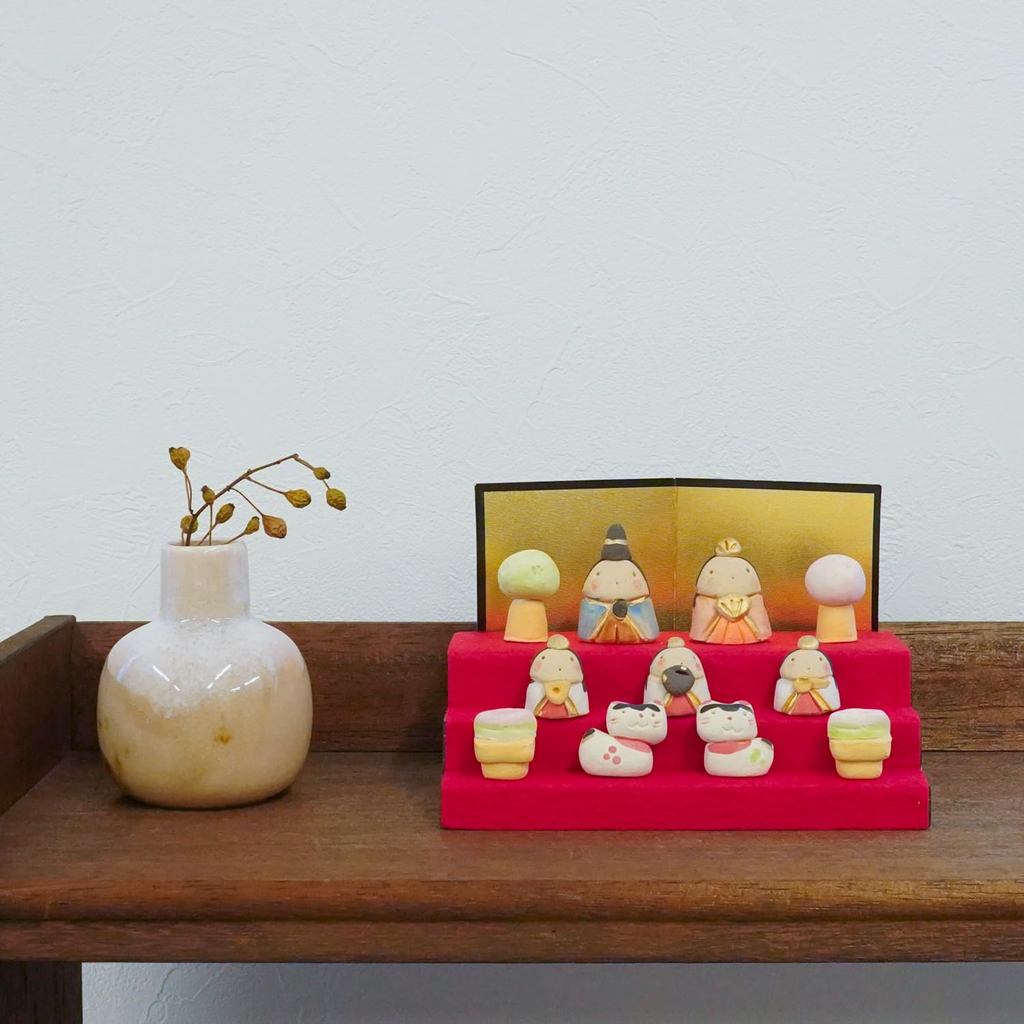 Fukubeya Seto-yaki Compact Three-Tier Mini Hina Doll Display with Gold Screen, Ceramic Made in Japan