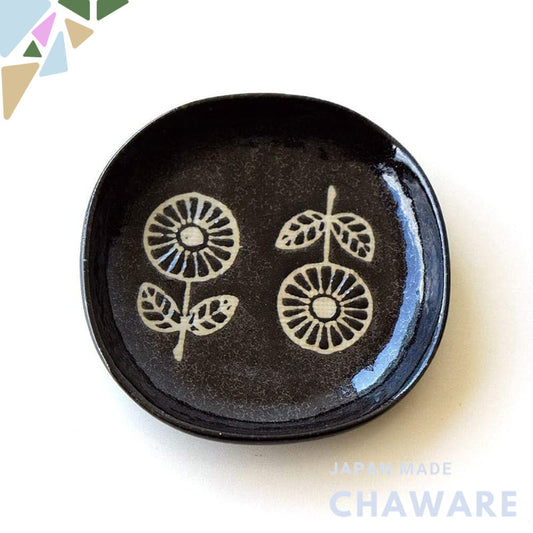 Seto-Yaki Japanese Ceramic Small Plate – Cute Nordic Floral Design