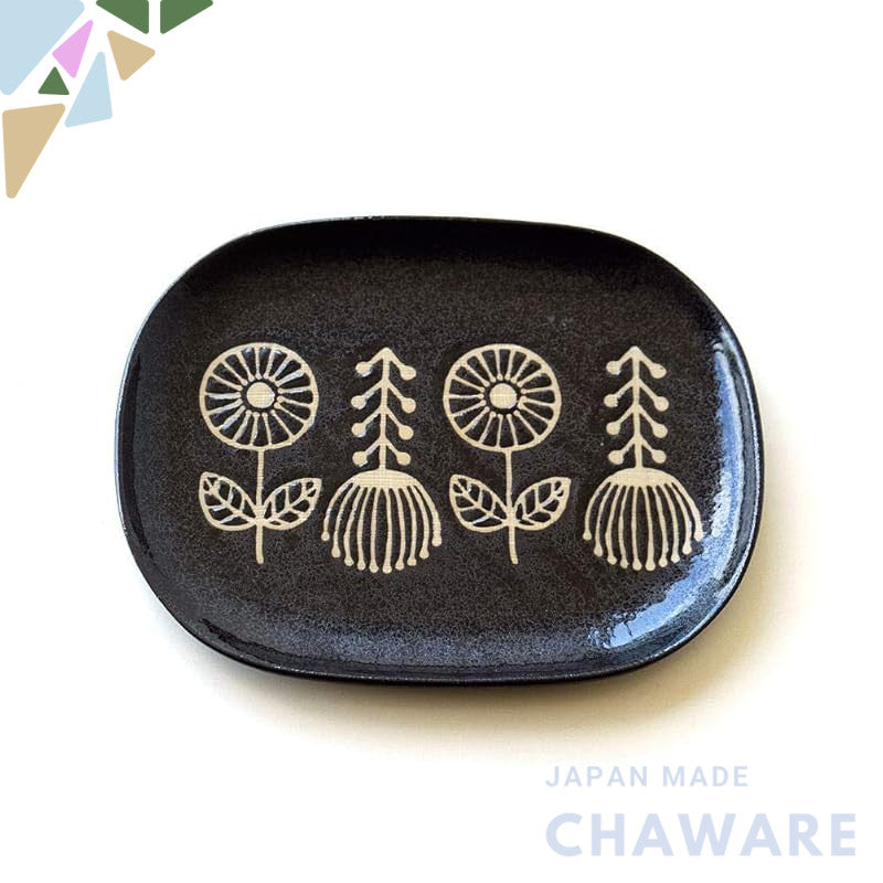 Japanese Seto-yaki Large Shallow Ceramic Plate — Nordic-Inspired Cute Floral Design
