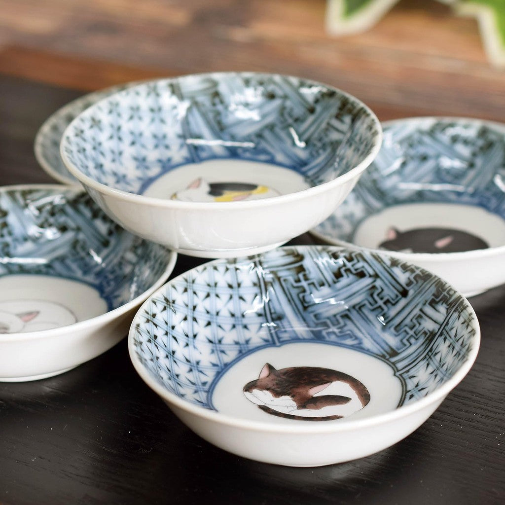 【made in japan】Waza no Kura Stylish Kutani Ware Tableware Set of 5 Small Bowls with Sleeping Cat Design, Luxury Japanese Ceramics, Perfect for Wedding Gifts, Celebrations, and Everyday Use.