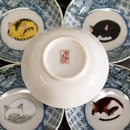 【made in japan】Waza no Kura Stylish Kutani Ware Tableware Set of 5 Small Bowls with Sleeping Cat Design, Luxury Japanese Ceramics, Perfect for Wedding Gifts, Celebrations, and Everyday Use.