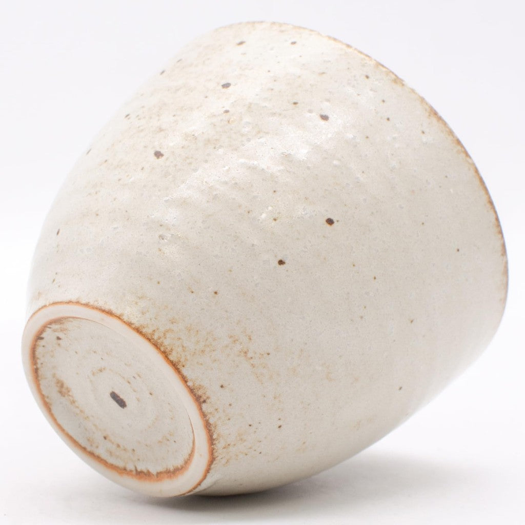 【made in japan】
Mino Ware Rusty Shino Rokkubei Sencha Bowl, 8cm diameter x 6.5cm height, 170ml capacity, Ivory color, Microwave & Dishwasher Safe, Made in Japan, Model 461-0002. Perfect for tea lovers!