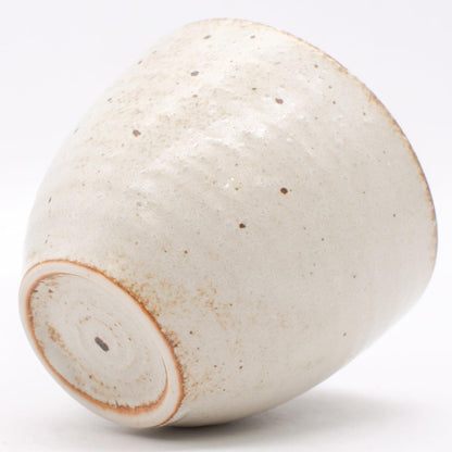 【made in japan】
Mino Ware Rusty Shino Rokkubei Sencha Bowl, 8cm diameter x 6.5cm height, 170ml capacity, Ivory color, Microwave & Dishwasher Safe, Made in Japan, Model 461-0002. Perfect for tea lovers!