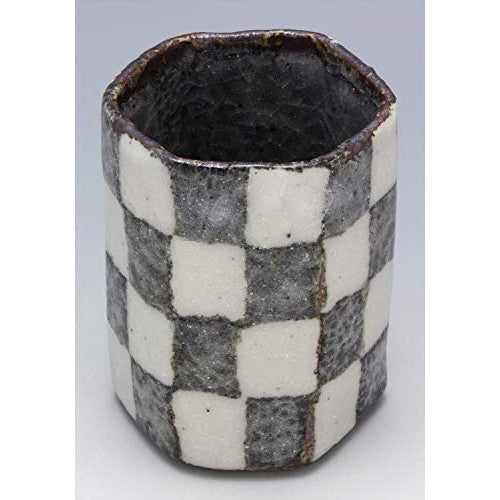 【made in japan】
Mino Ware "Miura Shigehisa" Hexagonal Yunomi Cup, Large Size, Diameter Approximately 7.5cm, Nezumi Shino Shimatsu, Made in Japan, Product Code 060-0010. Perfect for tea lovers and collectors.