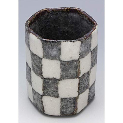 【made in japan】
Mino Ware "Miura Shigehisa" Hexagonal Yunomi Cup, Large Size, Diameter Approximately 7.5cm, Nezumi Shino Shimatsu, Made in Japan, Product Code 060-0010. Perfect for tea lovers and collectors.