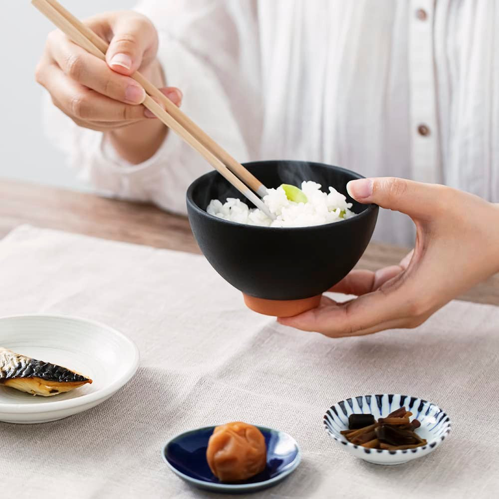 【made in japan】
&NE Mino Ware Red Clay Tea Bowl HARE & KE in Black, 11cm Diameter x 7cm Height, Made in Japan, Dishwasher Safe, Matte Finish, Stylish Design, Model NAW-193-BK