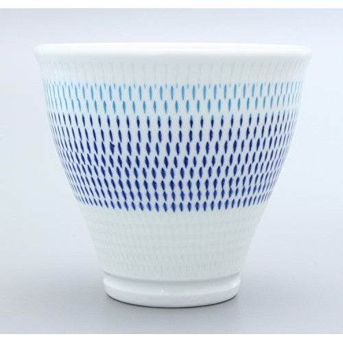 【made in japan】
Hasami Porcelain Isshin Kiln Colorful Kanna Tea Cup Blue 02-206 – Elegant Japanese Ceramics for Tea Lovers