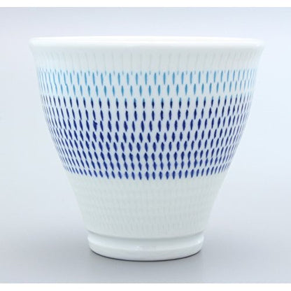 【made in japan】
Hasami Porcelain Isshin Kiln Colorful Kanna Tea Cup Blue 02-206 – Elegant Japanese Ceramics for Tea Lovers