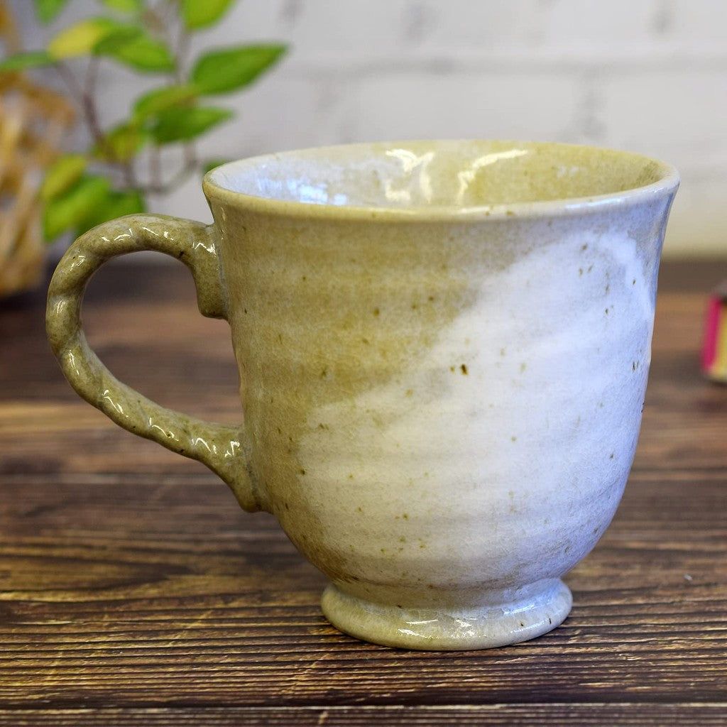 【made in japan】
Waza no Kura Stylish "Red Birthday" Mug - High-Quality Kutani Ceramics with Owl Design, Elegant Tableware, Premium Japanese Brand for Special Celebrations.