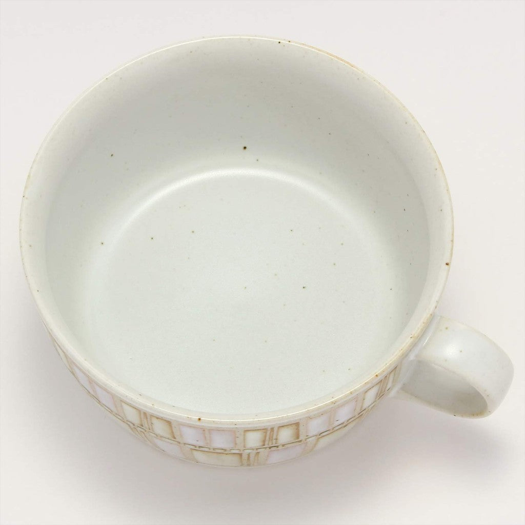 【made in japan】
Hasami Porcelain Soup Cup with Tile Art Design in Red - Perfect for Serving Delicious Soups and Stews, Combining Traditional Craftsmanship with Modern Style.