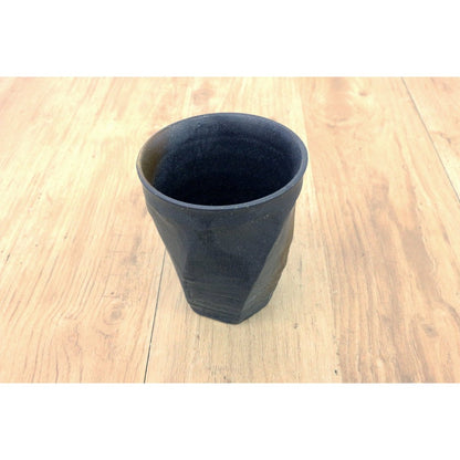 【made in japan】
Mino Ware Japanese Style Cafe Series Roughly Carved Twisted Free Cup, Black Color Splash MZ-0566. Perfect for tea or coffee lovers seeking unique, artisanal tableware for a delightful experience.