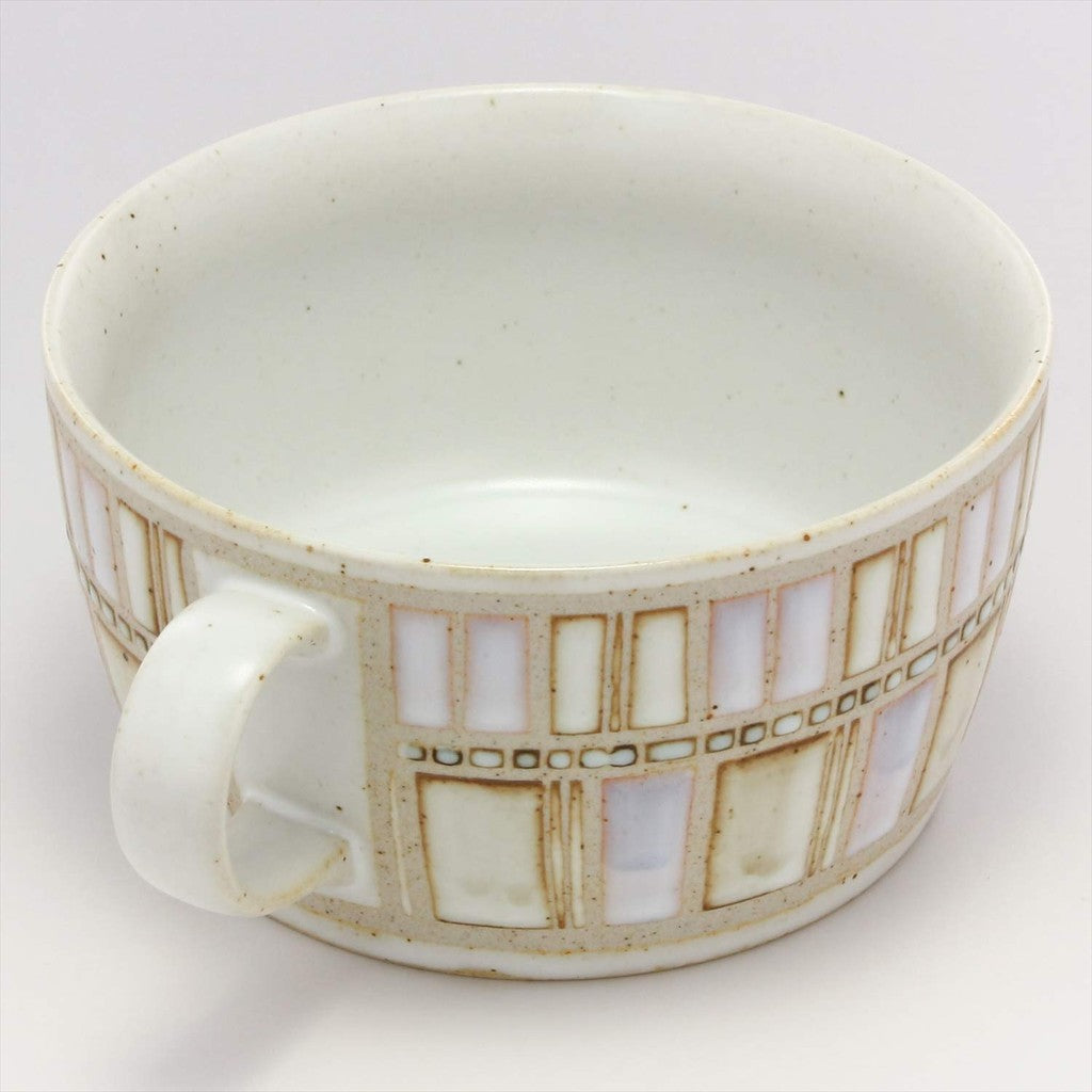 【made in japan】
Hasami Porcelain Soup Cup with Tile Art Design in Red - Perfect for Serving Delicious Soups and Stews, Combining Traditional Craftsmanship with Modern Style.