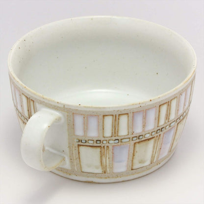 【made in japan】
Hasami Porcelain Soup Cup with Tile Art Design in Red - Perfect for Serving Delicious Soups and Stews, Combining Traditional Craftsmanship with Modern Style.