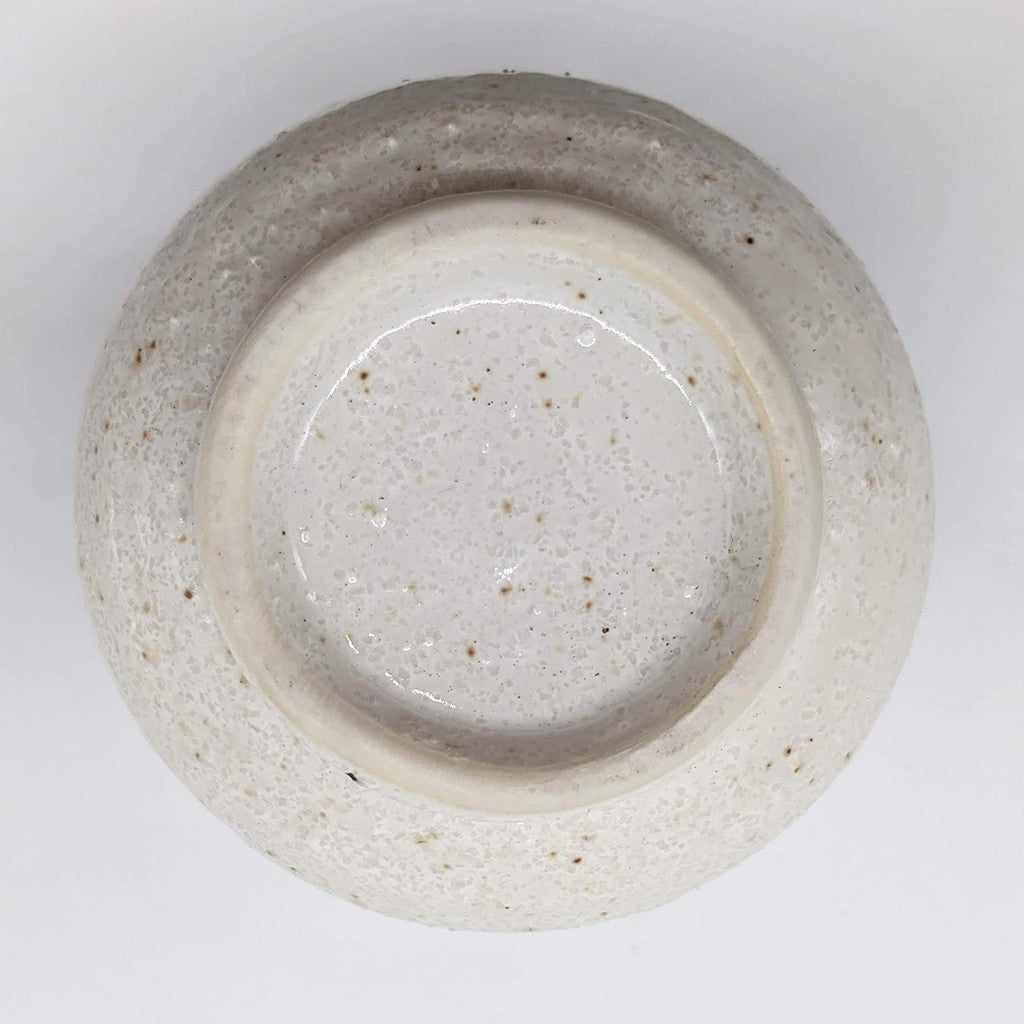 【made in japan】
Utsuwa Roan Mino Ware Tea Cup, Approximately 230ml, White Karatsu with Black Rim, Made in Japan, Item No. 520-0192. Perfect for tea lovers seeking authentic Japanese craftsmanship!