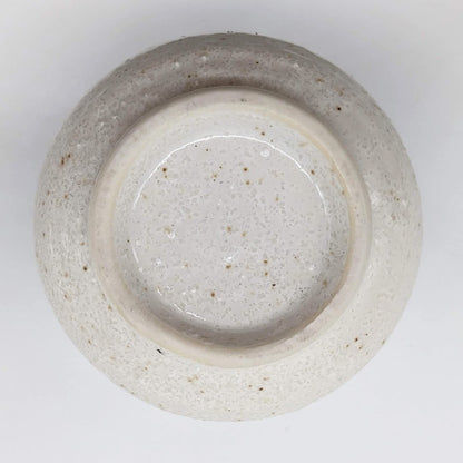【made in japan】
Utsuwa Roan Mino Ware Tea Cup, Approximately 230ml, White Karatsu with Black Rim, Made in Japan, Item No. 520-0192. Perfect for tea lovers seeking authentic Japanese craftsmanship!